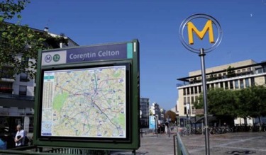 A une station de métro de la Porte de Versailles A une station de métro de la Porte de Versailles